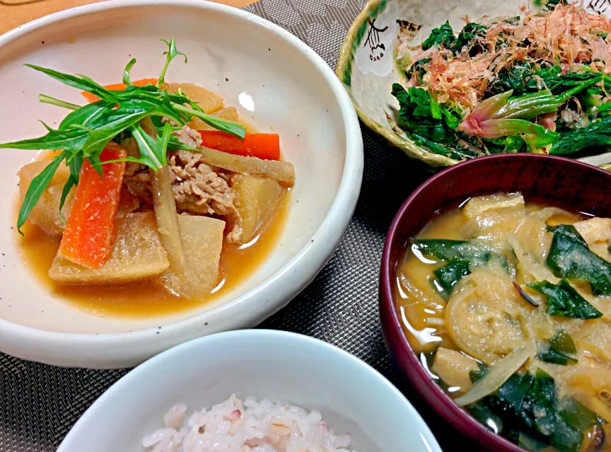 根菜と豚肉のゴマ味噌煮、ほうれん草のポン酢おかか和え、おからと玉ねぎの味噌汁|ねむねこさん