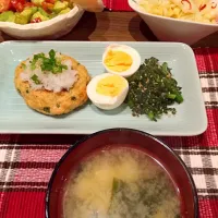 Snapdishの料理写真:鶏肉ハンバーグ♡春菊の胡麻和え♡アボカドとトマトのサラダ♡白菜のお漬物♡ワカメと豆腐のお味噌汁|シムチエさん