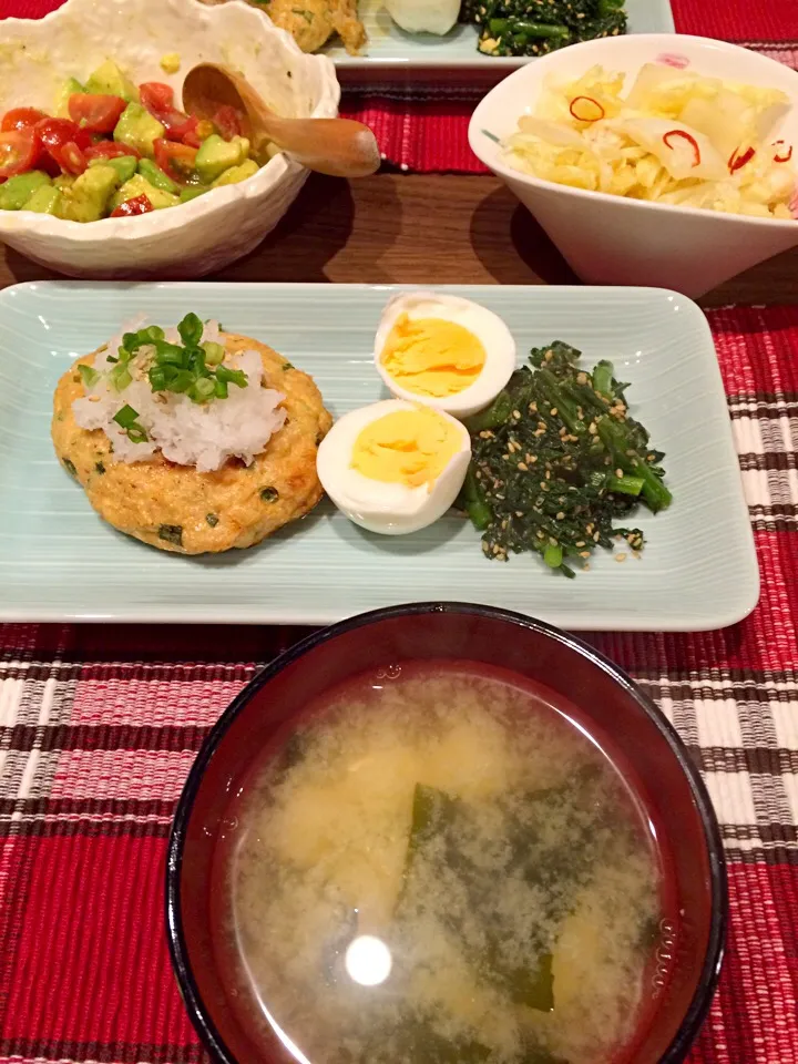 鶏肉ハンバーグ♡春菊の胡麻和え♡アボカドとトマトのサラダ♡白菜のお漬物♡ワカメと豆腐のお味噌汁|シムチエさん