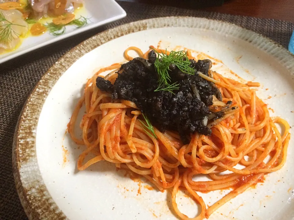 エビとホウボウのトマトパスタイカスミソースのせ|セブンさん