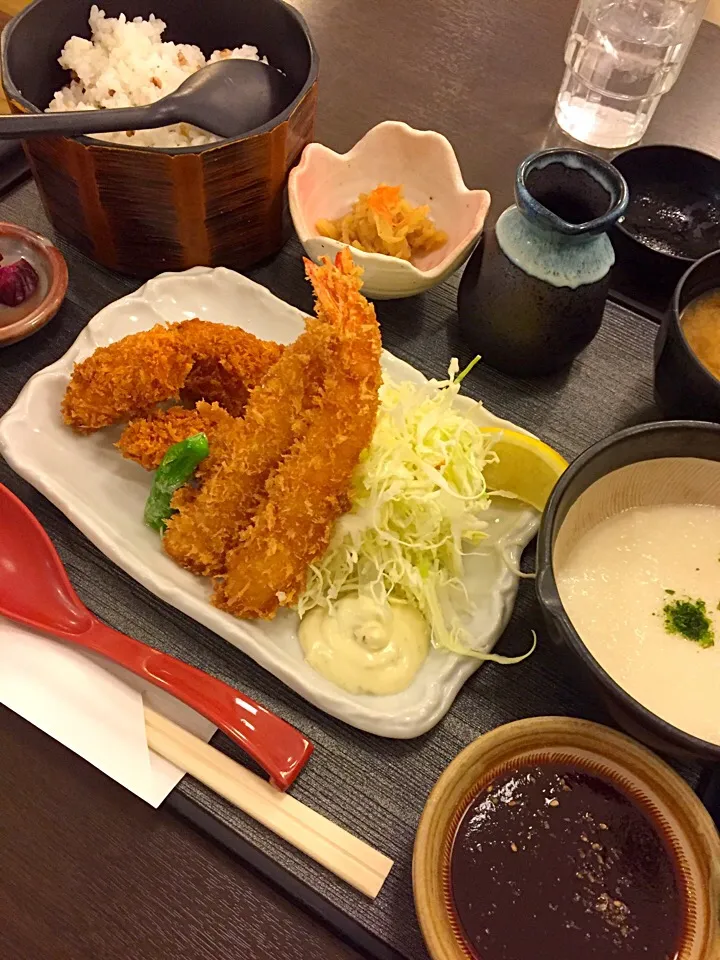 海老フライ＆牡蠣フライ定食(雑穀米)🍤
とろろ付き🍵|akiさん