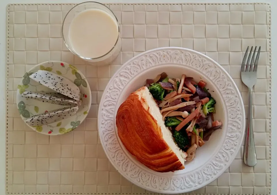 Breakfast: fried vegetables, butter bread, pitaya fruit, soy milk.|Liciaさん