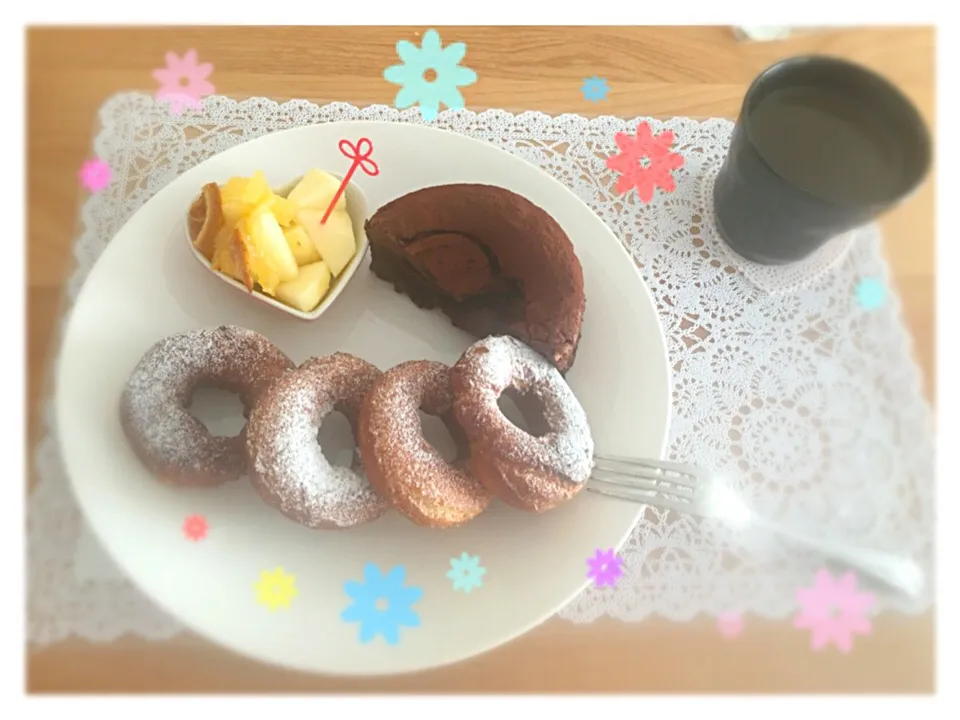 Snapdishの料理写真:生チョコケーキとHMでオールドファッション💕|ゆきなこもちさん