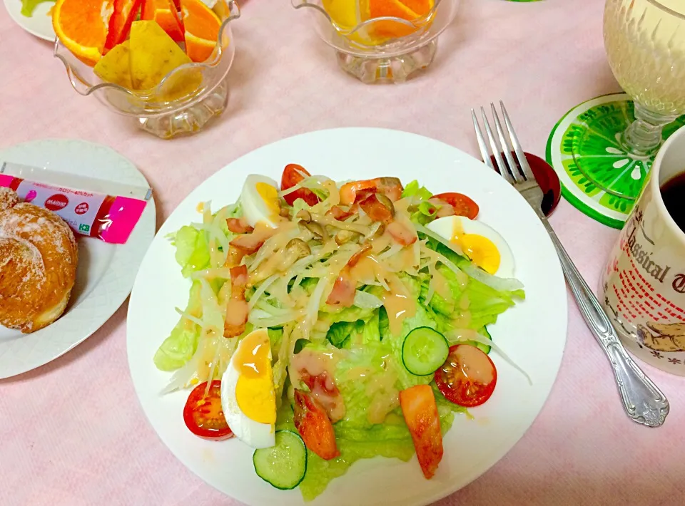 朝食サラダとデニッシュパン。❤️たまには甘いパンも食べたいよね。😋
サラダにはゆで卵にサーモンを焼いたものに、油脂に入るベーコンにノンドレかけて。ベーコンは油と塩気担当なんです。
しっかり三食食べて、ダイエット😄|ナタママさん