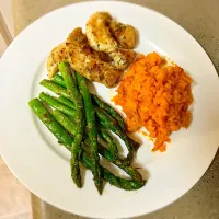 Grilled chicken tenders, mashed sweet potato, and grilled asparagus.|Michelle Elrodさん