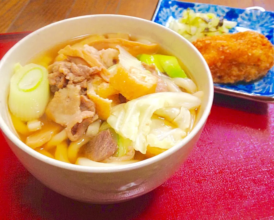 単身赴任の昼ごはん  肉キャベうどん ポテトコロッケ キャベツ浅漬け|ぽんたさん