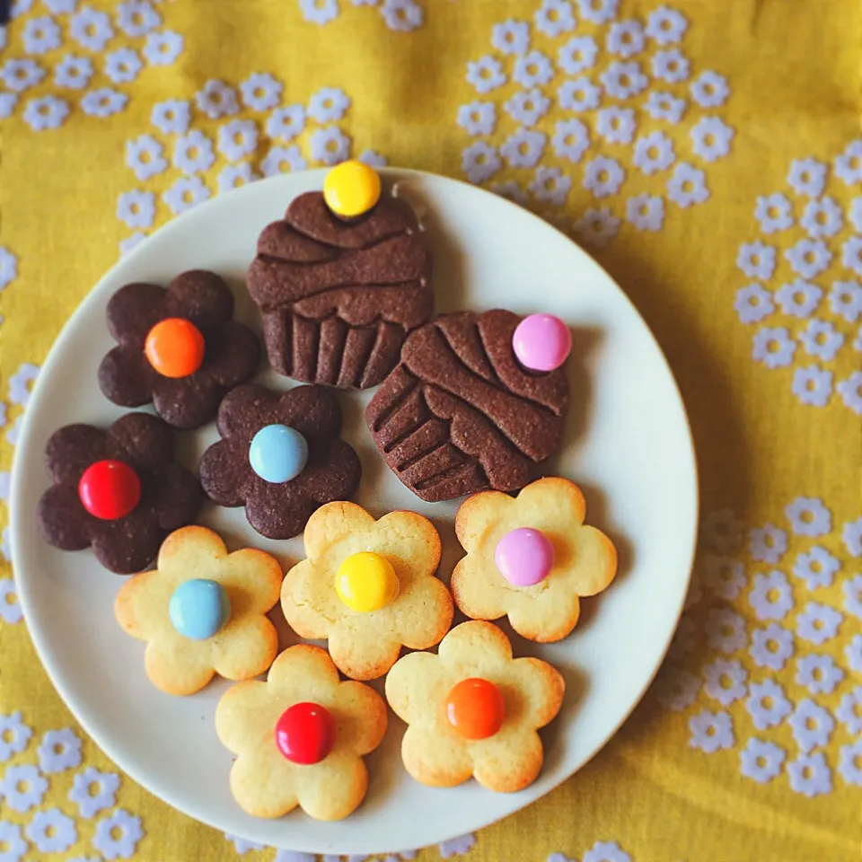 今年のバレンタインも簡単なのに可愛く見えるマーブルチョコのお花クッキー✨٩( °༥° )و ₎₎ 今年はカップケーキ型もデビュー❤️ ちょっとバター多かったかもなぁ…。|みちさん