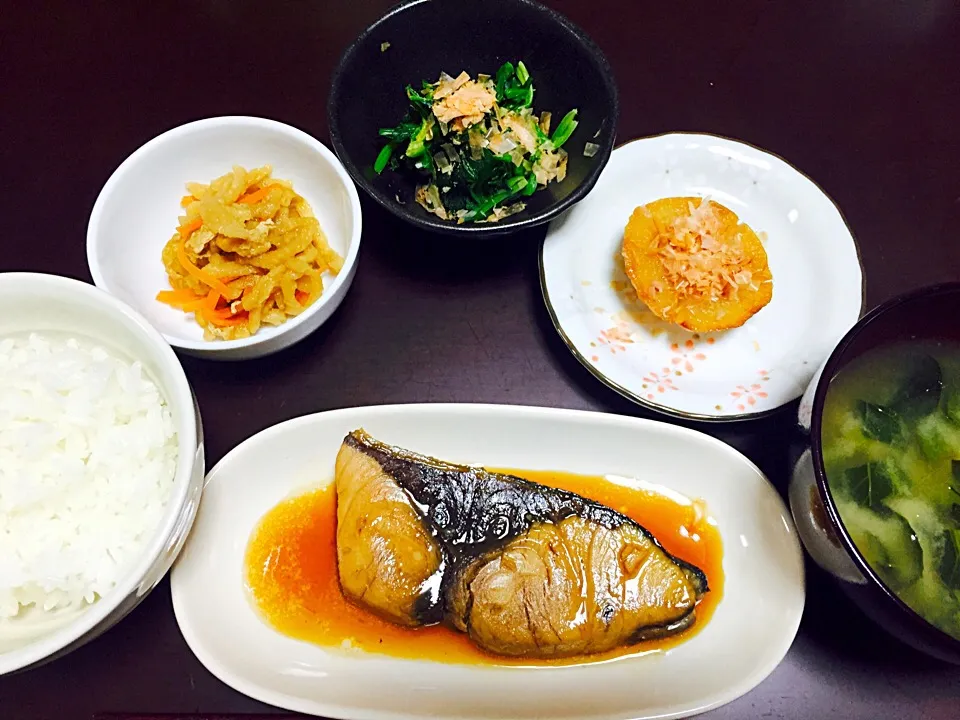 ゆうごはーん♡
ブリの照り焼き
ほうれん草
干し大根
大根ステーキ|asukaさん