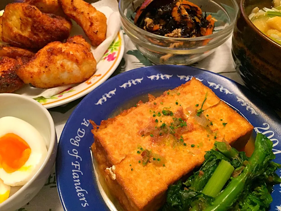 厚揚げを菜の花煮浸しで春色に。鶏胸肉の塩麹唐揚げ、ひじきの煮物。|もじゅさん