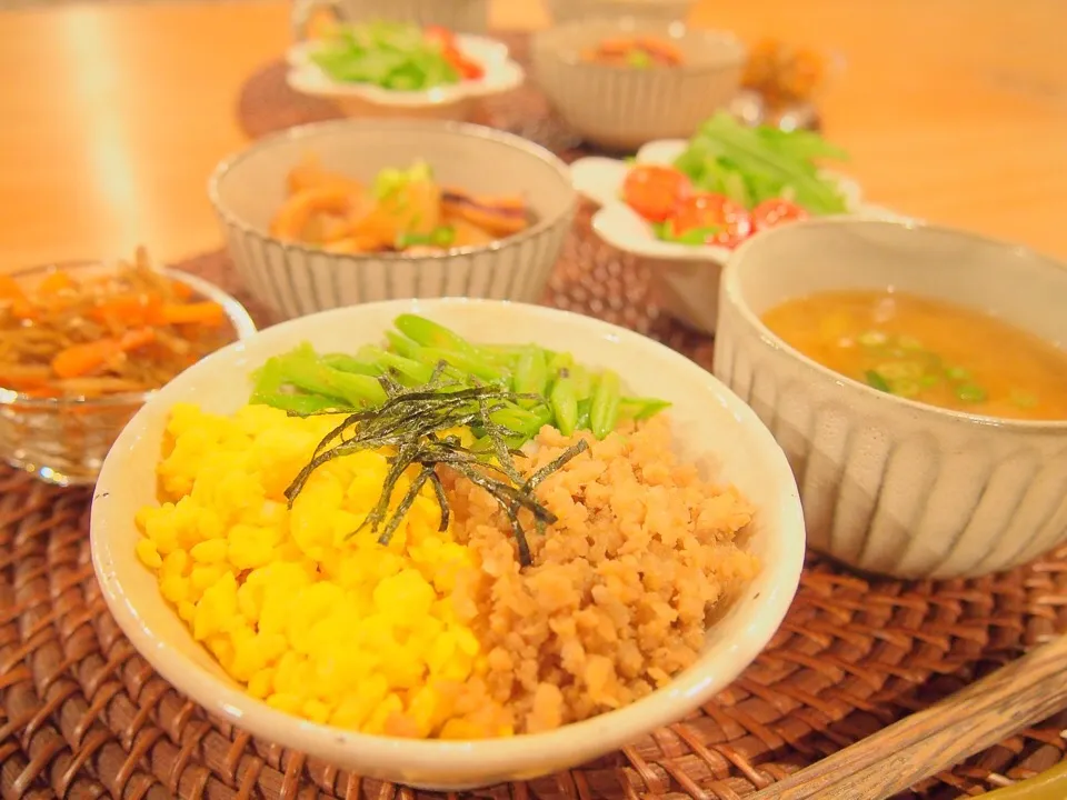 今日の晩ごはん♡

三色ごはん
味噌汁
大根とイカの煮物
きんぴらごぼう
水菜のサラダ|Tomoko Suzukiさん