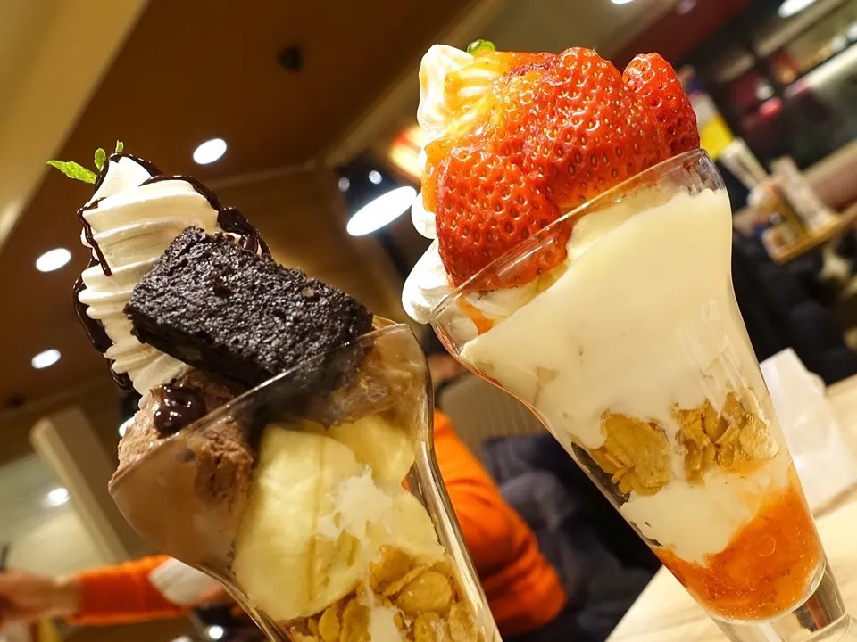 ガスト 錦糸町北口店 フレッシュいちごパフェとベルギーチョコプリンのチョコレートパフェ|ddr3rdmixさん