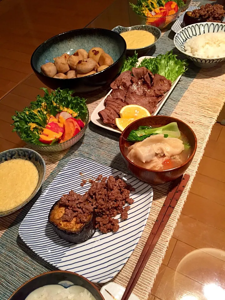 Snapdishの料理写真:トロロごはん
餃子スープ
レタスサラダ
牛タン
里芋粉ふきいも
米ナスの肉味噌のせ|mapleさん