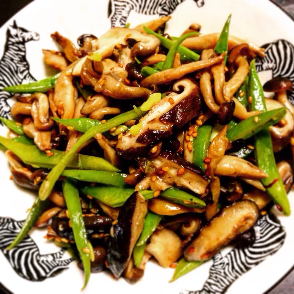 Sautéed Shiitake, Shimeji Mushrooms and String Beans.|Seagrapesさん