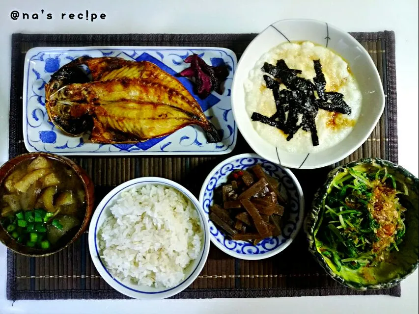 Snapdishの料理写真:今日の夜ご飯😋

🍚鰺の開き
🍚しば漬け
🍚とろろ
🍚ピリ辛コンニャク
🍚水菜のお浸し
🍚茄子と油揚げのお味噌汁
🍚麦ご飯|Kashimanakitchenさん