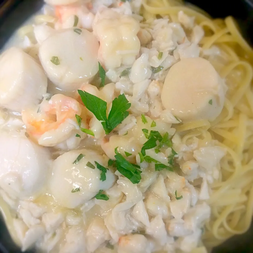 crab, shrimp, and scallops over linguini|jack whitcraftさん