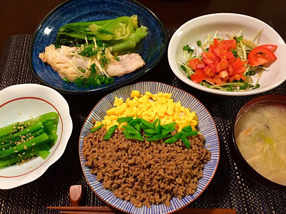 そぼろ丼、鱈とチンゲン菜の中華風蒸し、もやしの酢漬けサラダ、小松菜のお浸し、きのこ汁|Jun  Sakamotoさん