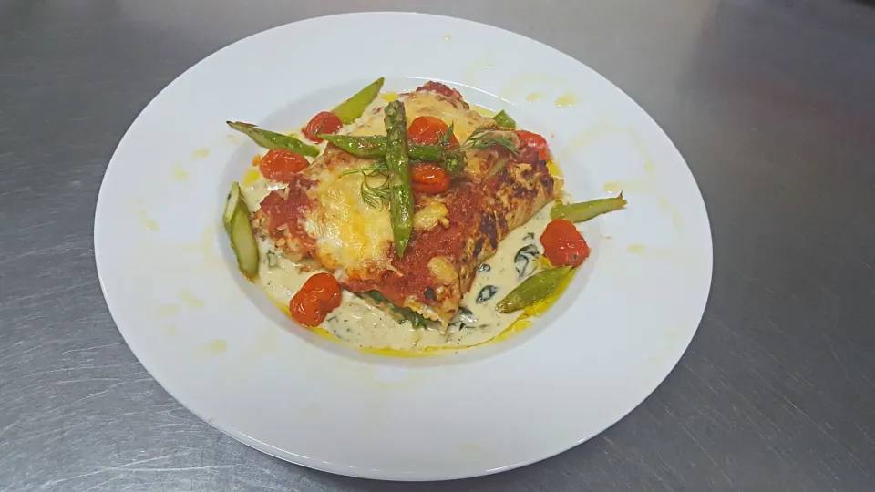 grilled tarragon chicken and spinach cannelloni with mush room white wine cream and roasted asparagus and blistered cherry tomatoes|Jayson Mccrimmonさん