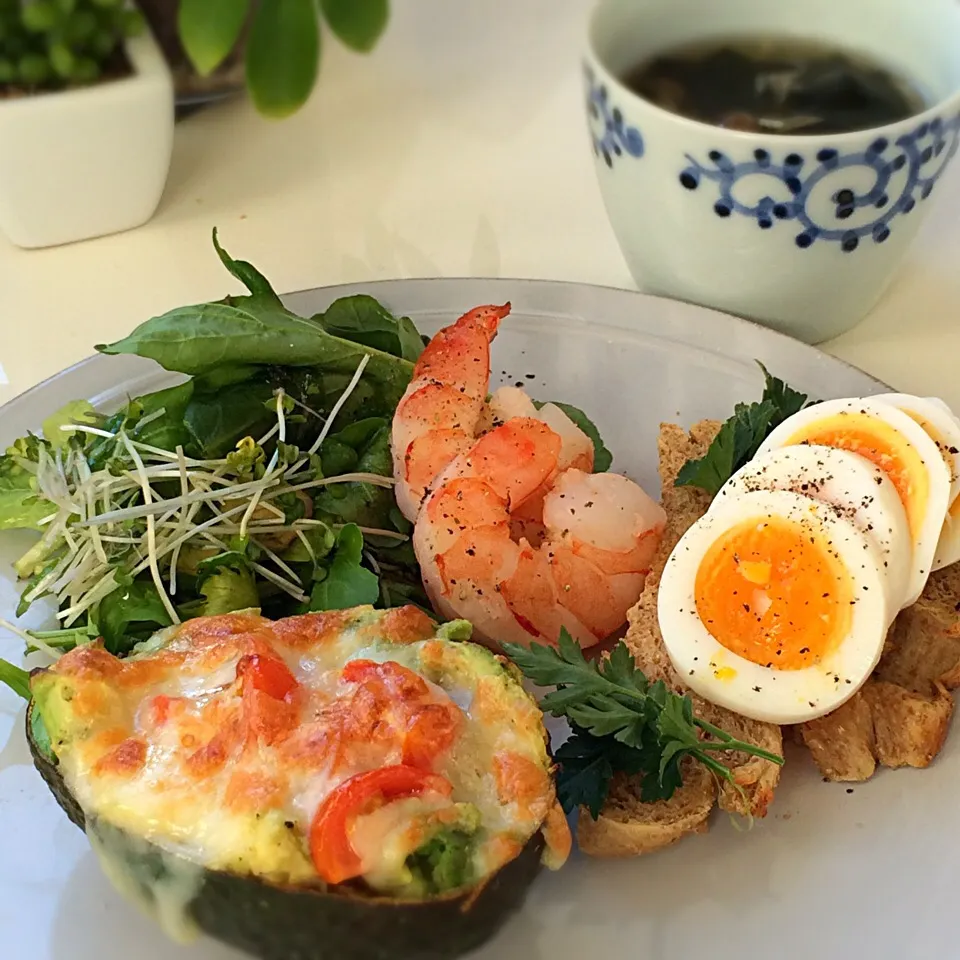 Snapdishの料理写真:アボカドとトマトのチーズ焼きココット|Michiさん