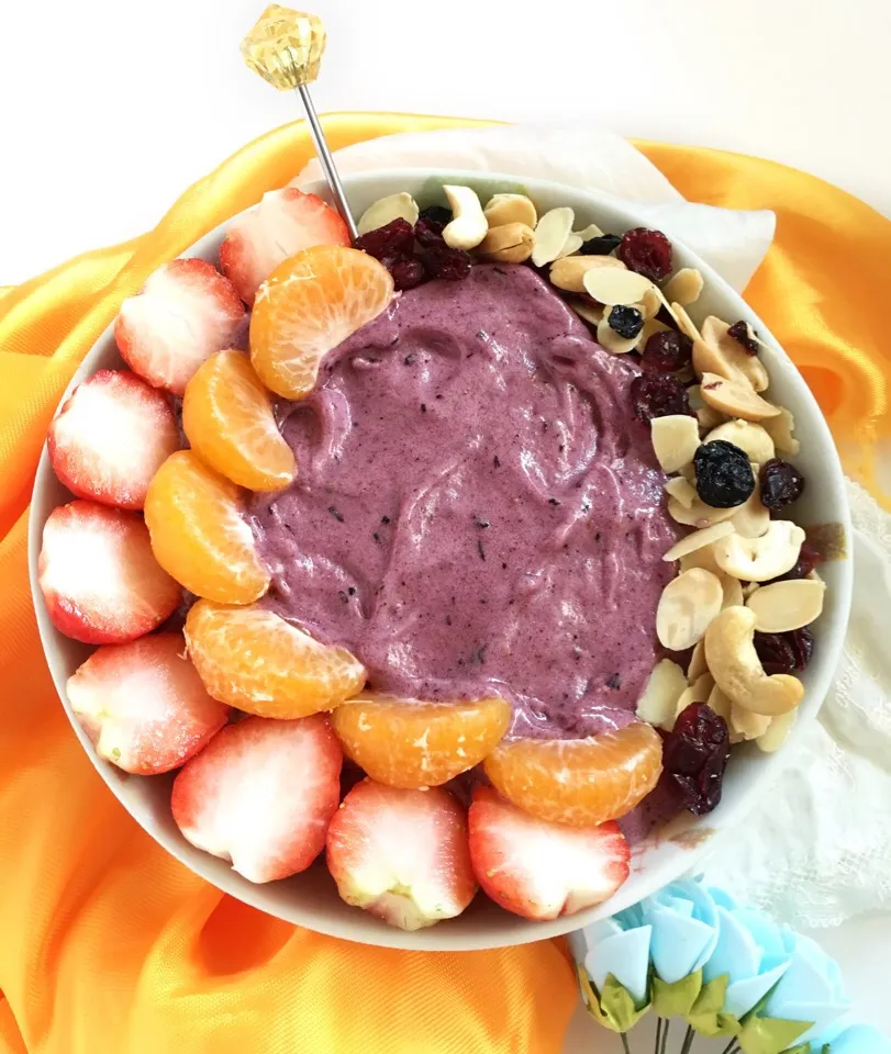 Blueberry & maqui berry nice cream(banana 'ice cream') with fresh fruits & mixed nuts/dried fruits|coxiella24さん