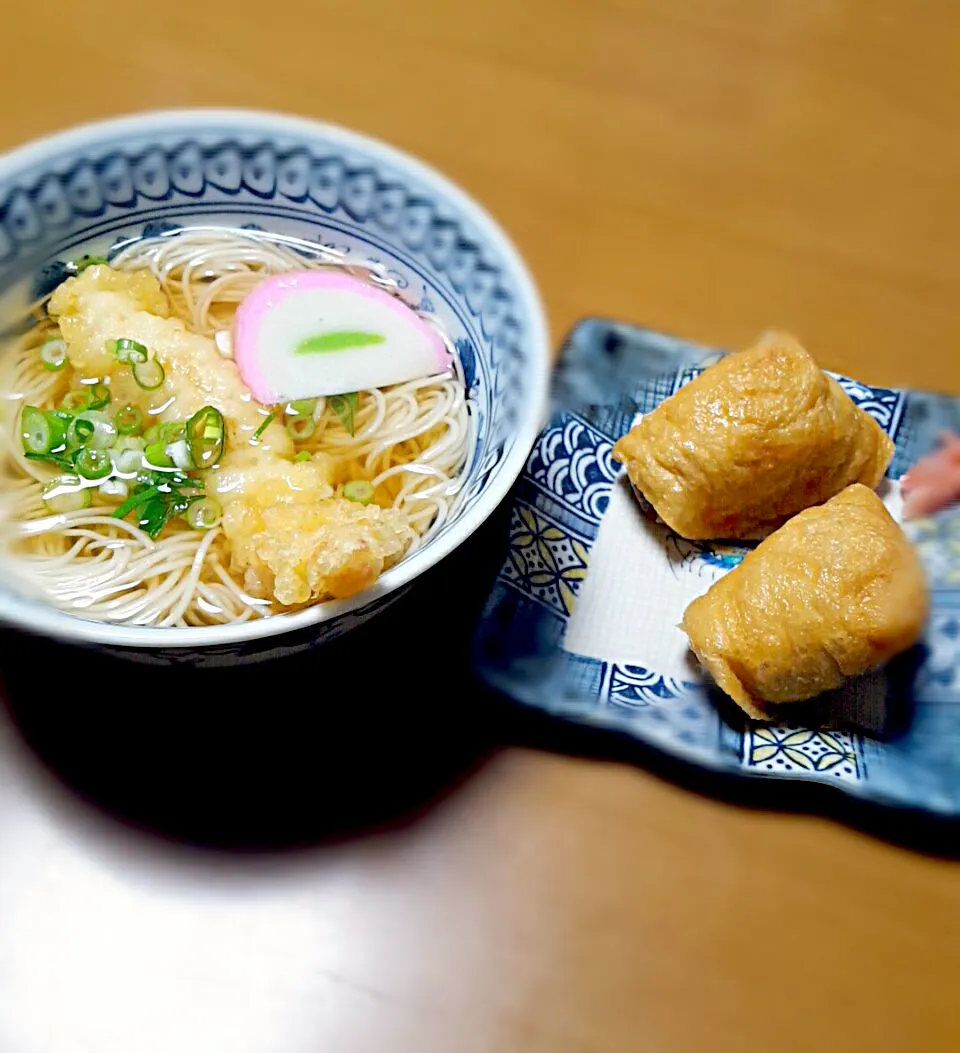 お昼ご飯。天ぷらそばと稲荷寿司。|エリカさん