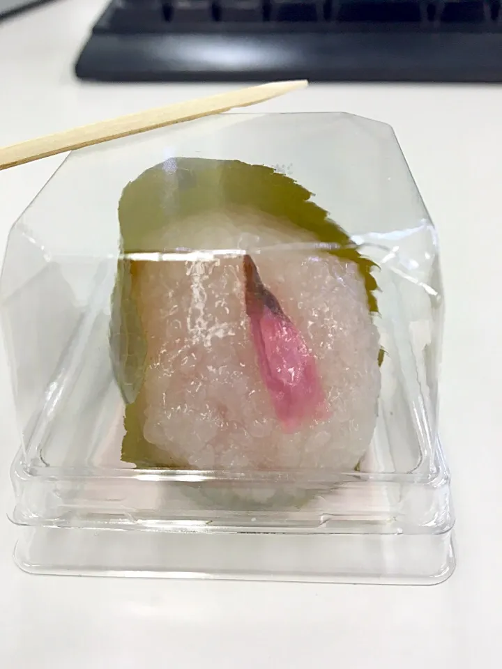 Snapdishの料理写真:上司からいただきました。「たねや」の桜餅です。|Junko Tsurunoさん