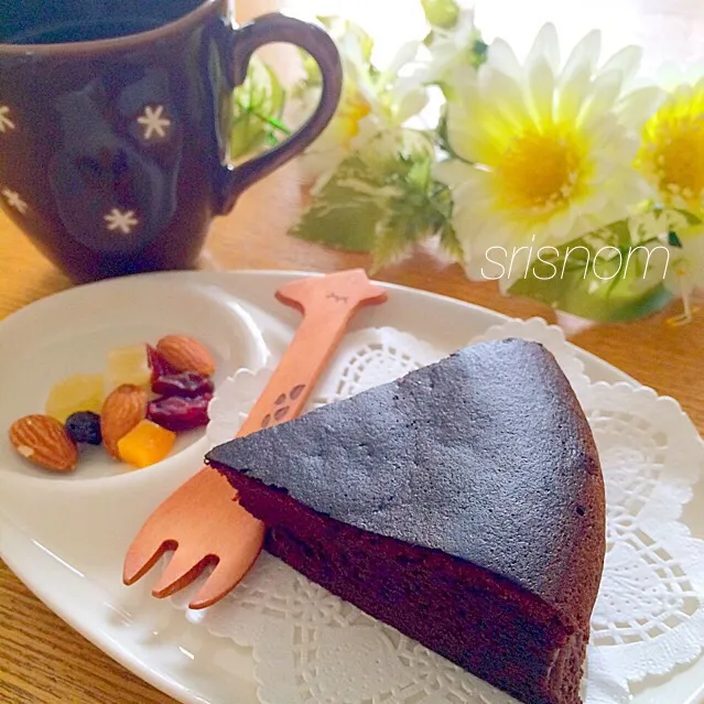 Snapdishの料理写真:息子の彼女ちゃん手作りガトーショコラ♡|なおさん