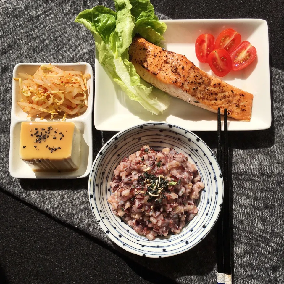 昼ご飯 ー 鮭の塩焼き、冷奴、もやしのナムル、雑穀米. Lunch of grilled salmon with salt, marinated beansprouts, cold tofu with miso, mixed grain rice|coxiella24さん