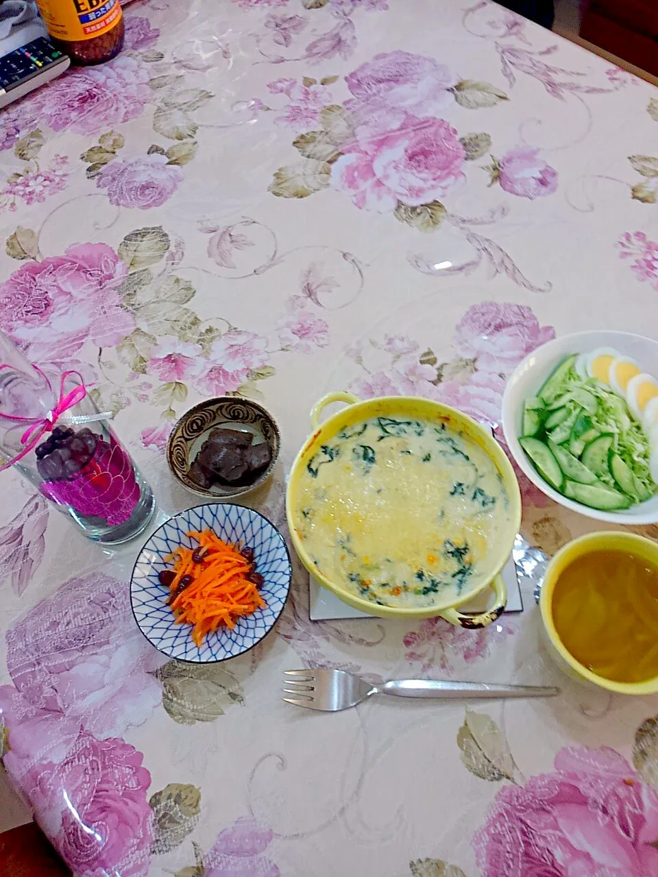 カキのグラタン😋ピリ辛蒟蒻😉人参のラぺ😆玉子サラダ😄玉葱のカレースープ|たえさん