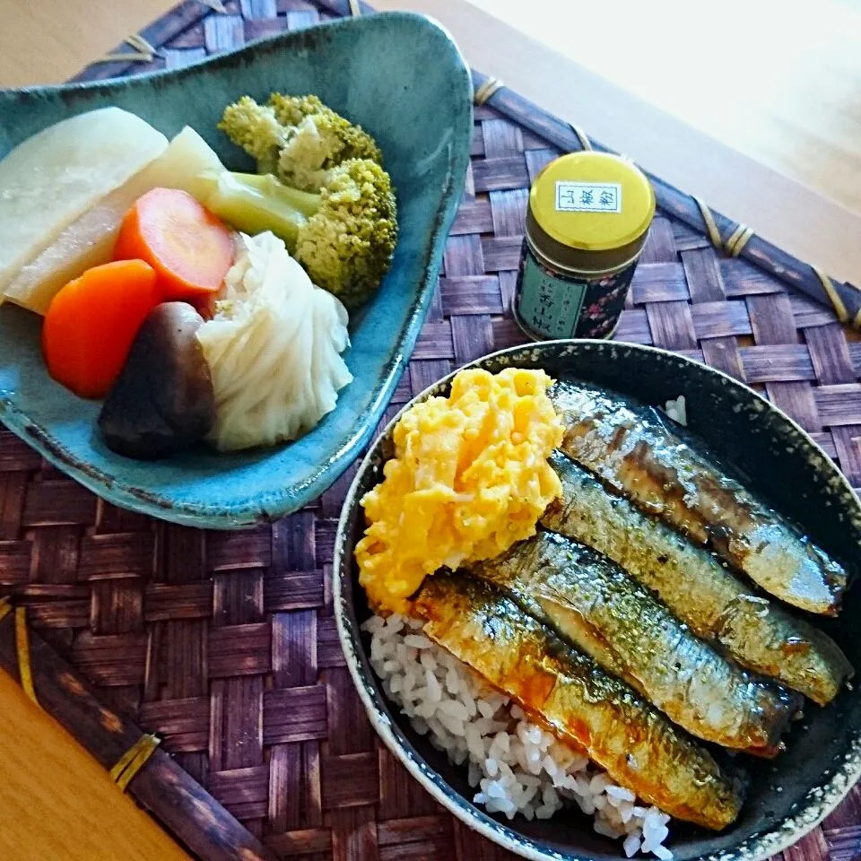 Snapdishの料理写真:さんまの蒲焼き丼と野菜の炊いたんランチ|AIKONGさん