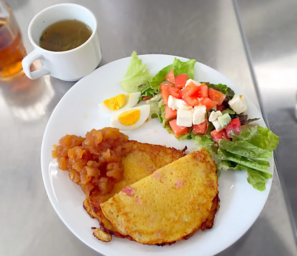 野菜パンケーキりんごソースがけ・クリームチーズのサラダ・オニオンスープ|dagiriさん