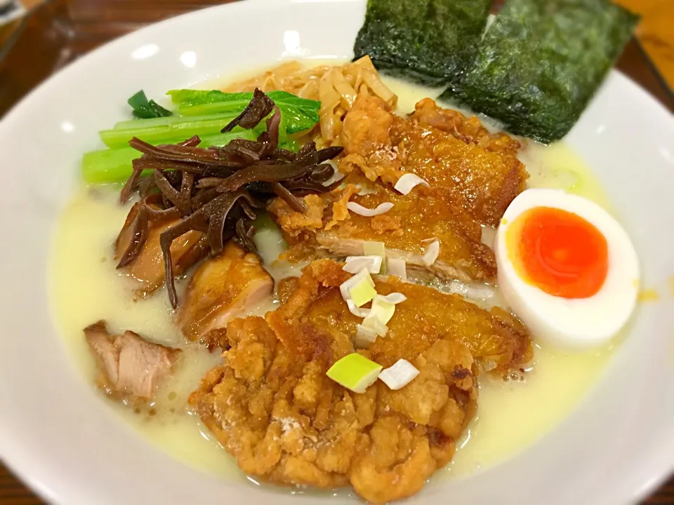 Snapdishの料理写真:鶏白湯拝骨麺
新代田 SOUL|Noriyuki Saitoさん