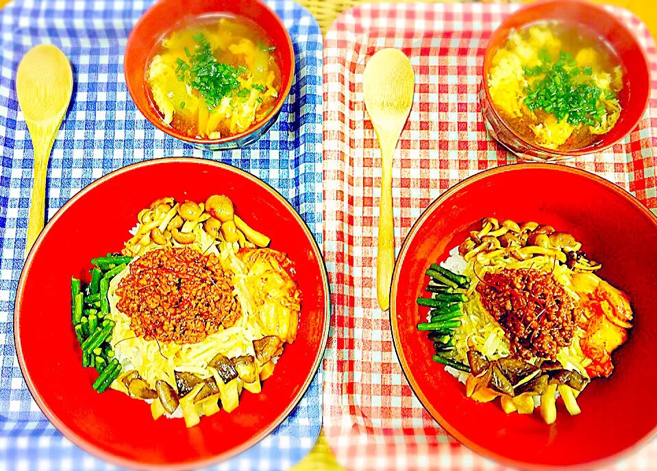 ☈夜ごはん☈

辛味噌そぼろのビビンバ風
玉ねぎとささみの中華スープ

どっちも辛い( ´-` )
この前のビビンバ丼をリクエストされたけど同じじゃつまんないからチョット変えてみた…|愛さん