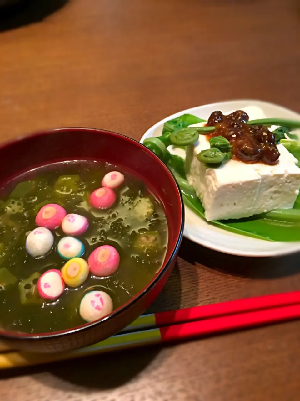 オクラのスープと島どうふしょうゆ豆のせ、オオタニワタリ添え|くぅ♪さん