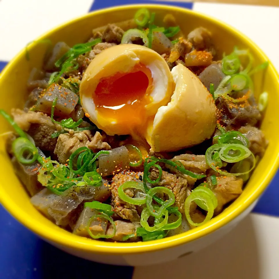 Snapdishの料理写真:コロ丼❣️ (コロとは、すじ肉とこんにゃくの煮込みの事です)|きいこさん