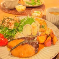 晩ごはんたーいむ♡

ブリ照り
味噌汁
天ぷら
水菜のサラダ
大学芋
豆乳餅

和食やっぱ最高◝(๑⃙⃘′ᗨ˂̶๑⃙⃘)◞♡|Tomoko Suzukiさん