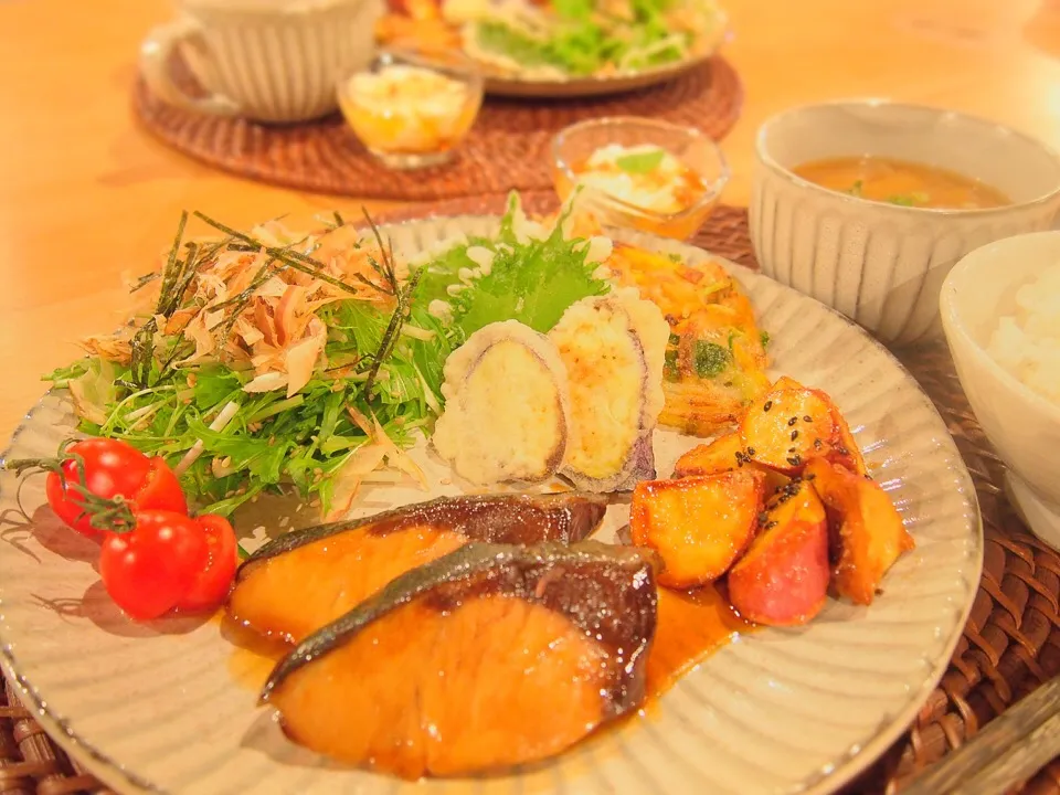 晩ごはんたーいむ♡

ブリ照り
味噌汁
天ぷら
水菜のサラダ
大学芋
豆乳餅

和食やっぱ最高◝(๑⃙⃘′ᗨ˂̶๑⃙⃘)◞♡|Tomoko Suzukiさん