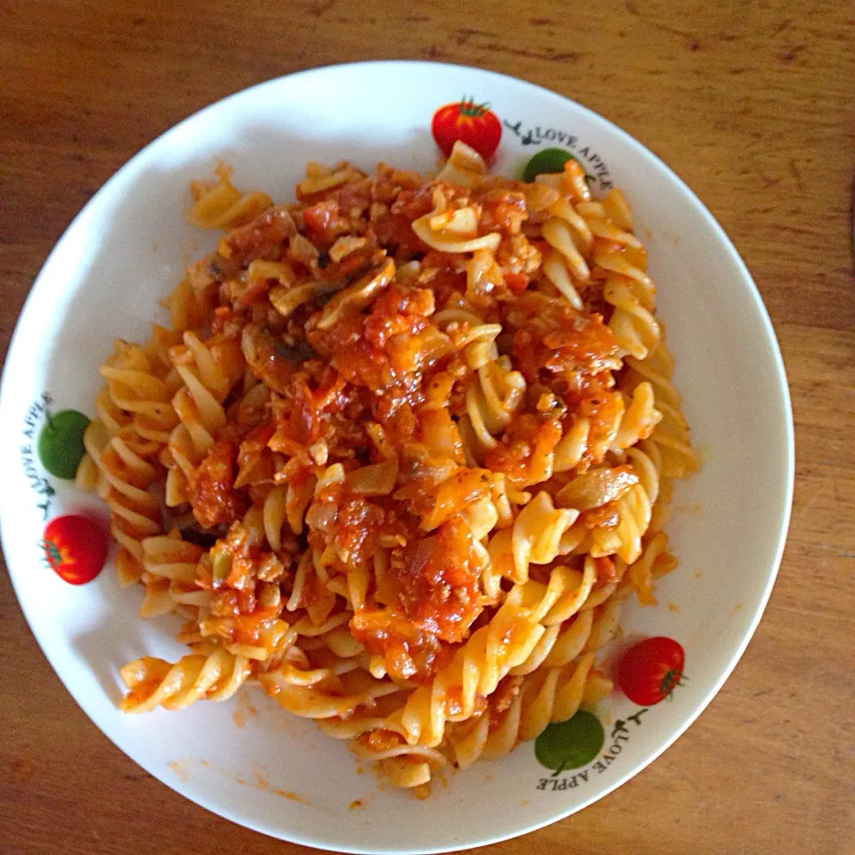 Spaghetti bolognese with fusilli pasta|Kristine Linさん