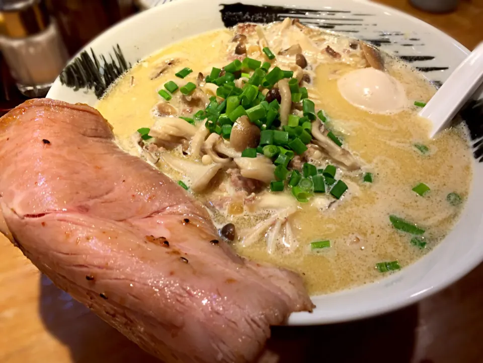 肉のせ茸クリーム味噌らーめん＋煮玉子|toshi,I🍴さん