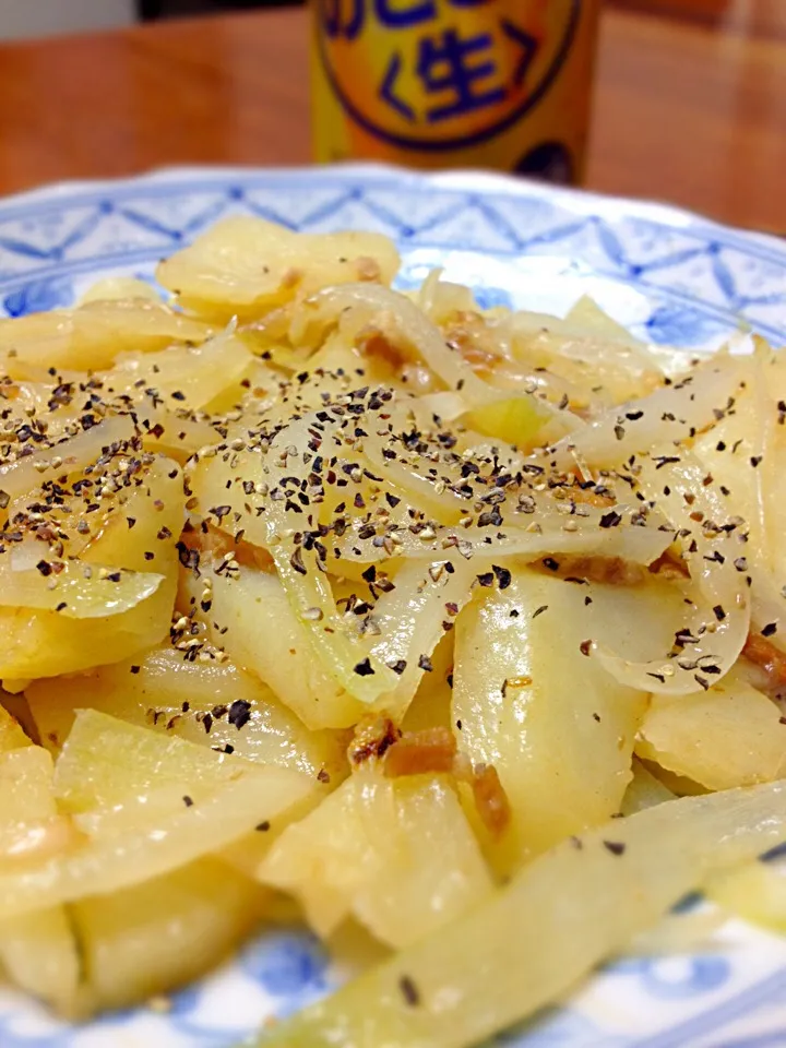 今夜の深夜食堂はジャーマンポテトもどき。塩分は控えめにして、黒胡椒の風味を中心に (￣▽￣)|赤いウインナーさん