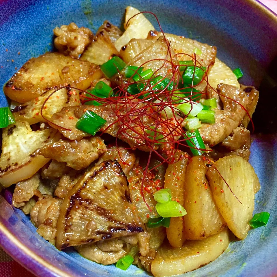 Snapdishの料理写真:豚コマ大根甘辛炒めカレー味の丼|カウンター嬢さん