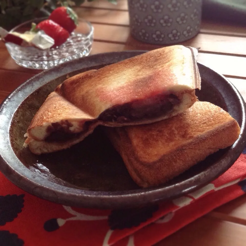 あんことイチゴとクリチのホットサンド|まちまちこさん