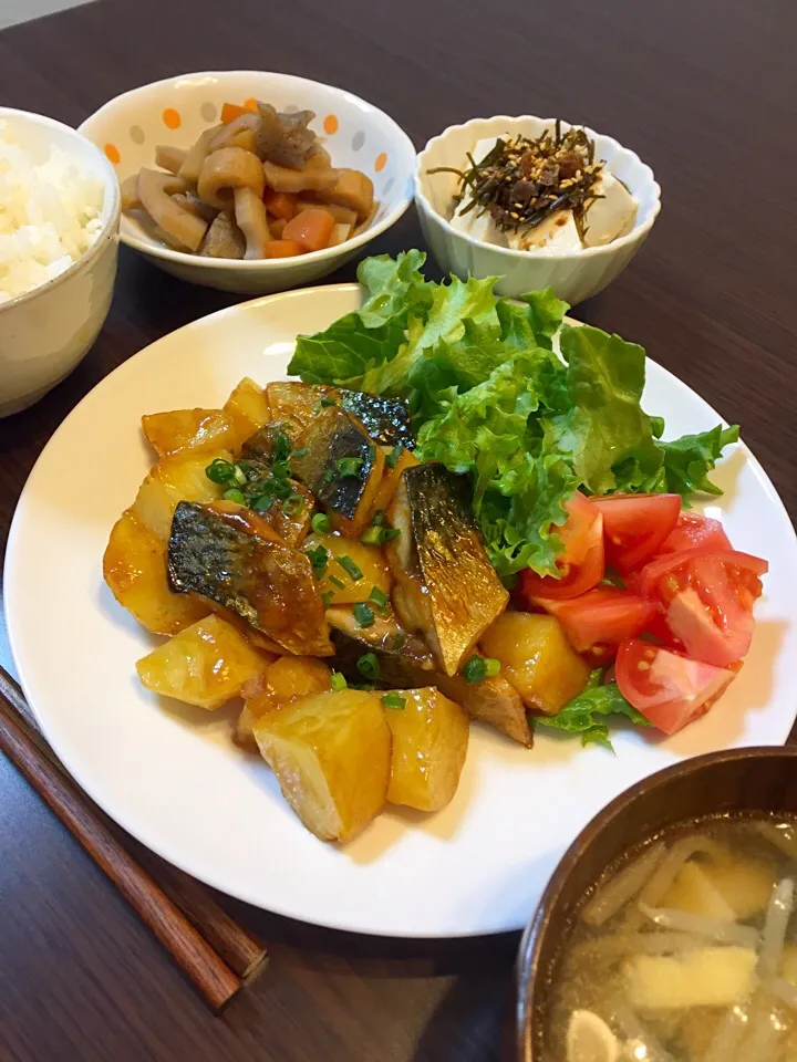 Snapdishの料理写真:鯖とじゃがいもの甘辛炒めの晩ご飯|mikaさん