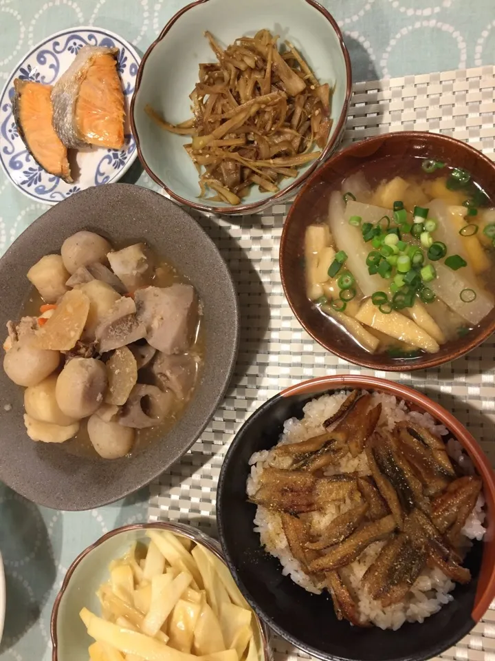 アナゴ丼、ウドの酢味噌和え、煮物、ウドの皮のきんぴら、鮭の塩焼き、大根と揚げのお味噌汁|amiさん