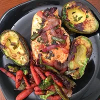 Chicken with grilled avacado and peppers and onion|danさん