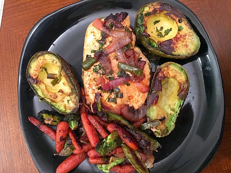 Chicken with grilled avacado and peppers and onion|danさん