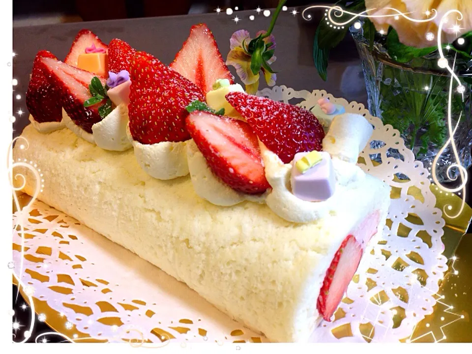 まいちゃん お誕生日おめでとう‼️
ホワイトロールでふんわり🍓苺ムースでほんのりピンク🎵|とんちんさん