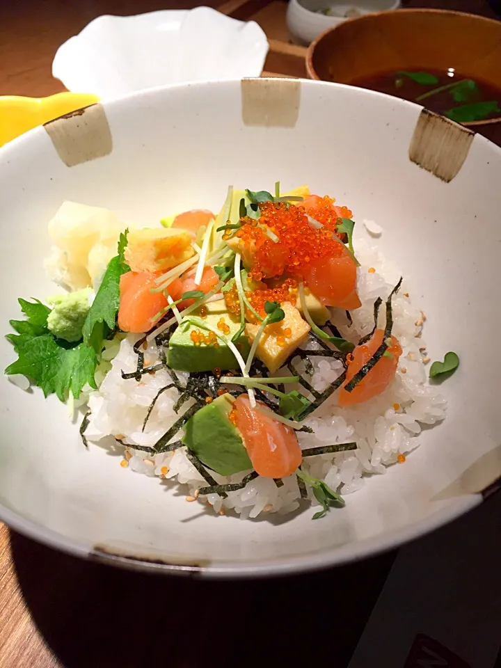 サーモンアボカド丼。酢飯大好き、お魚大好き*:ஐ(●˘͈ ᵕ˘͈)人(˘͈ᵕ ˘͈●)ஐ:*|Kumi_loveさん