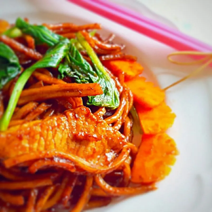 Noodles fried in thick black sauce with homegrown vegetables|Chua Jeanさん