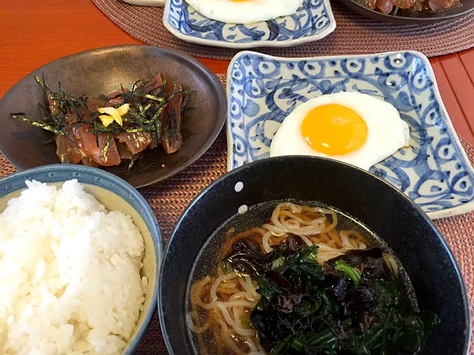 Snapdishの料理写真:マグロの漬けと半ラーメン|Yoshito  Kobayashiさん