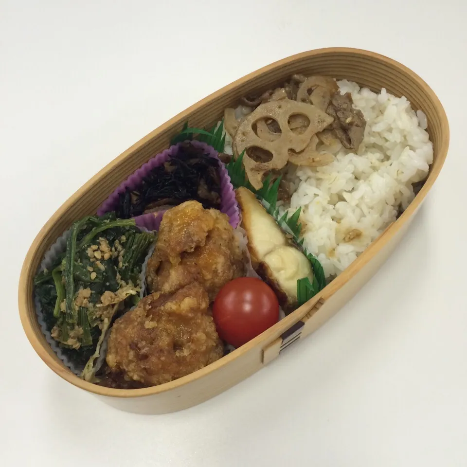 Snapdishの料理写真:弁当（唐揚げ、鯖塩焼き、ほうれん草胡麻和え、ひじき、牛肉レンコンきんぴら、トマト）|SasaMasa213さん